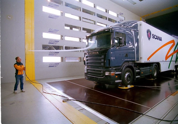 Badanie zestawu drogowego w tunelu aerodynamicznym to długi i kosztowny proces. Najdokładniejsze wyniki daje badanie pojazdu o rzeczywistej wielkości, a nie zmniejszonego modelu, ale wówczas tunel musi być duży, a więc drogi. Scania buduje nowoczesny tunel aerodynamiczny połączony z symulatorem stref klimatycznych. W tunelu będzie można uzyskać temperatury od -35 do +50 stopni Celsjusza, wilgotność powietrza 10 - 95% i prędkość powietrza do 100 km/h.