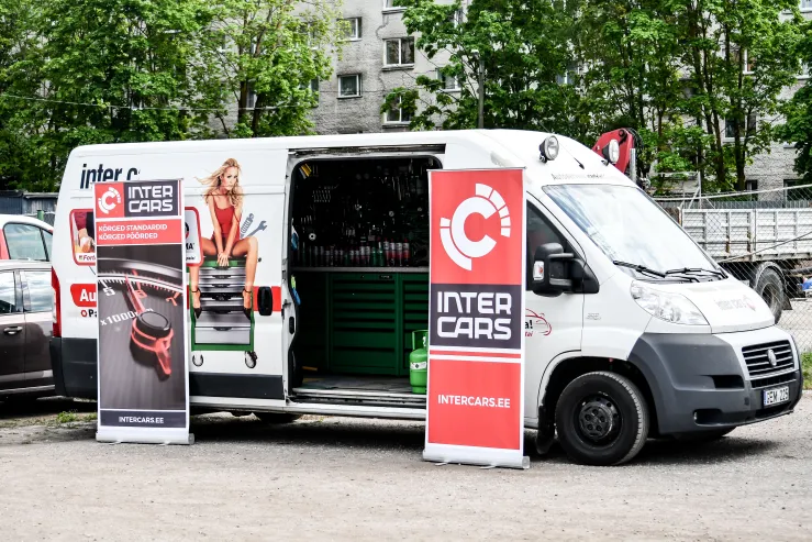 Lisaks koolitustele ja meelelahutusprogrammile oli meie külalistel võimalus tutvuda Inter Carsi tööriistabussiga. See väike, kuid mahukas mikrobuss võimaldab klientidel tutvuda meie poolt pakutava tööriistavalikuga ning tööriistade ja seadmete tootejuht aitab kohapeal õiged tooted leida ja soovi korral ka koheselt tellimus vormistada.