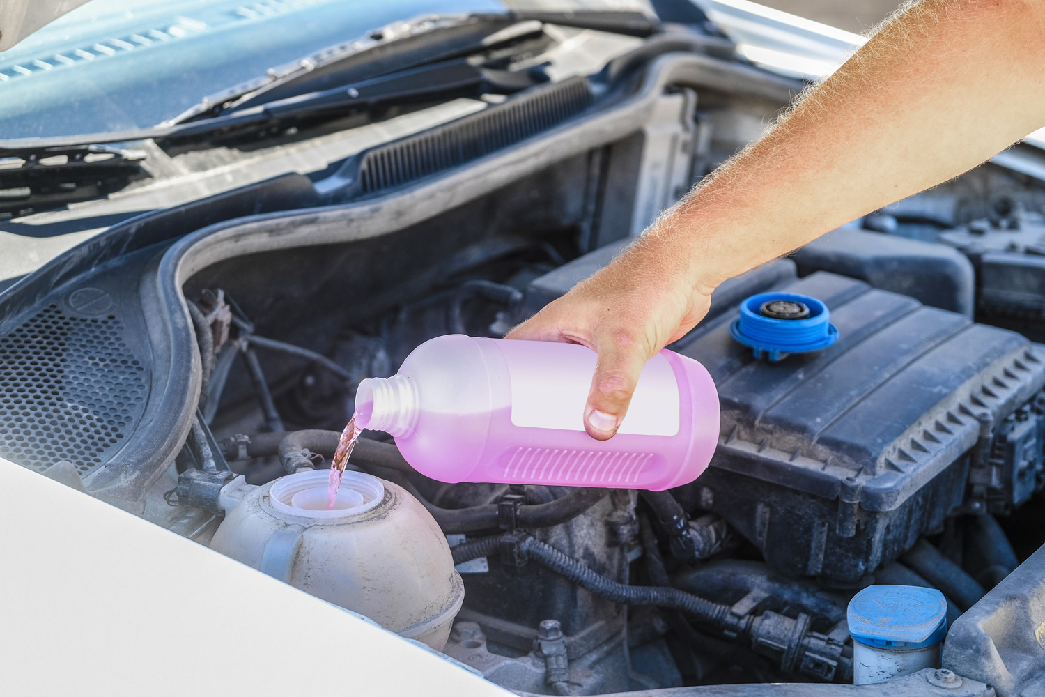 Kupujete li rabljeni automobil obavezno provjerite stanje tekućina za preventivo održavanje vozila