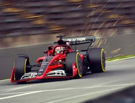 Egy Ferrari F1 autó gyorsan halad a versenypályán, szikrák repkednek.