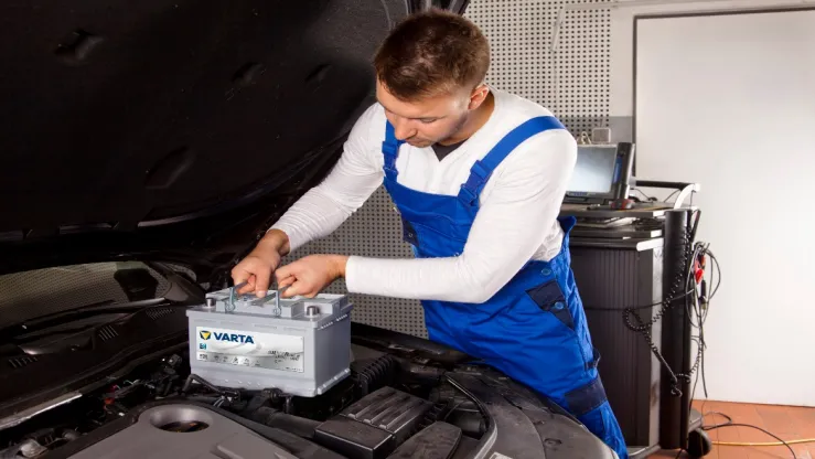 Mechanic with Silver-AGM battery_Clarios.jpg