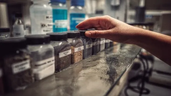 Daug dėmesio yra skiriama pavojaus sveikatai kasdieniuose gamybos procesuose pašalinimui – naudojamos filtrų sistemos, kurios riboja dulkių lygį gamybos metu.