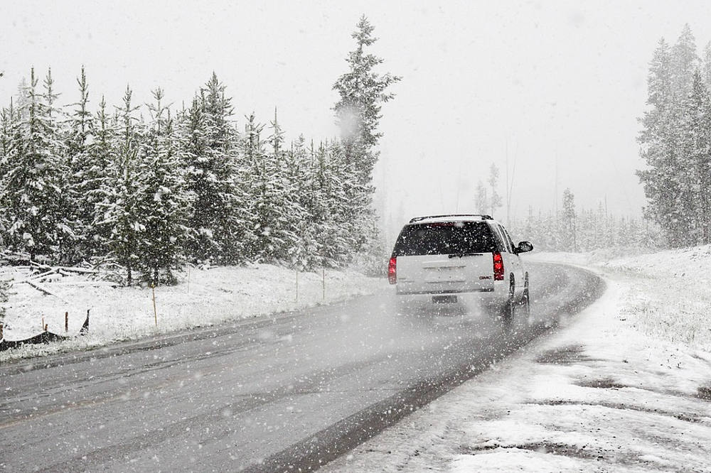 5 неща, с които трябва да разполагате в колата при пътуване през зимата