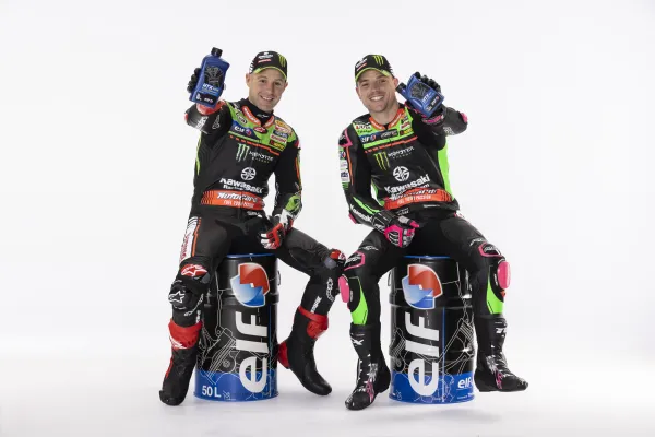 Motocykliści i olej ELF