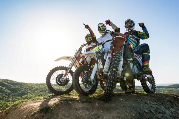 3 motocyklistów w terenie