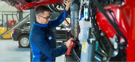 Mechanik pracujący pod samochodem Autoryzowany serwis Ford Trucks