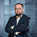 Mężczyzna w garniturze z założonymi rękami Daniel Szlacheta Kierownik serwisu