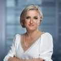 Portret kobiety w białej bluzce Joanna Skiba Doradca Serwisowy