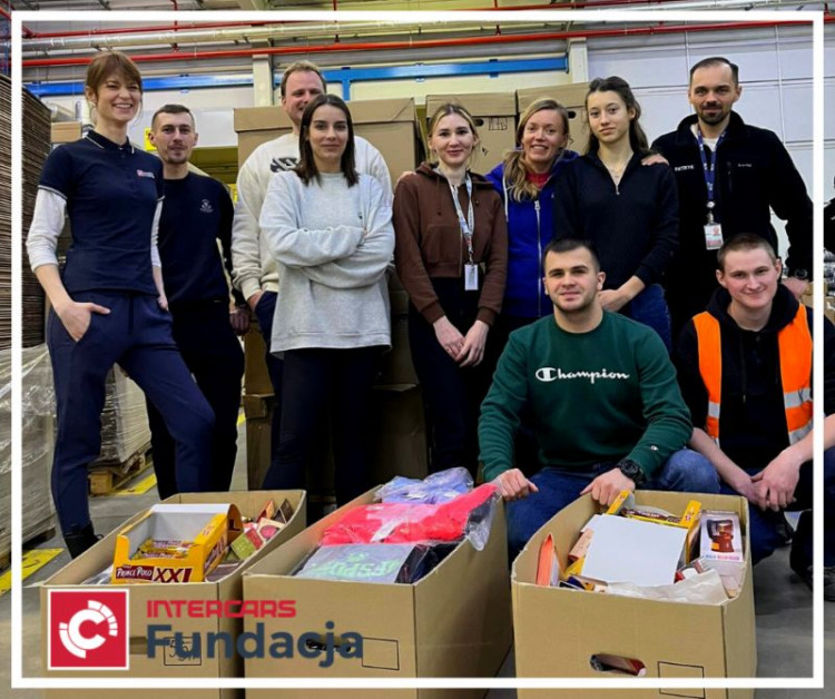 Wolontariusze Fundacji Inter Cars wspierający akcję Solidarna Paczka